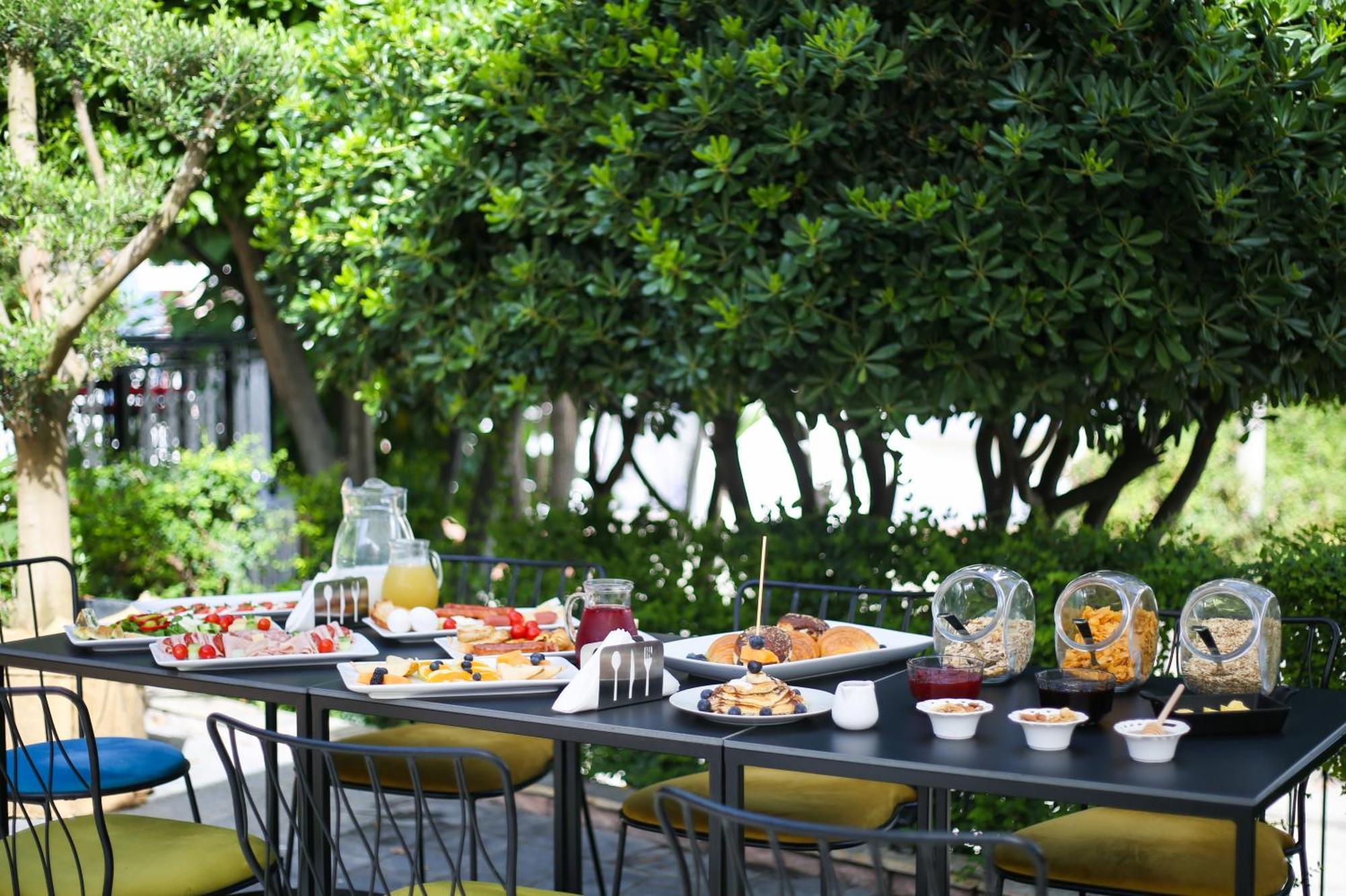 The Hart Hotel Vlore Exterior photo